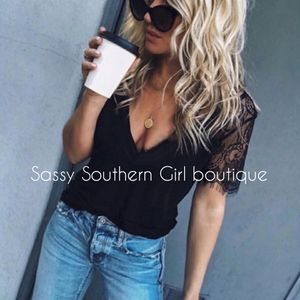 🆕⭐ Gorgeous black v-neck lace sleeve top⭐